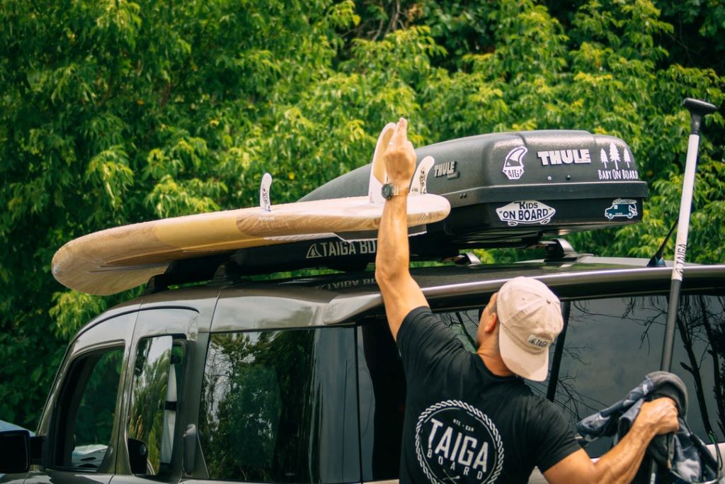 Car equipped with a roof rack designed for transporting several boards at once
