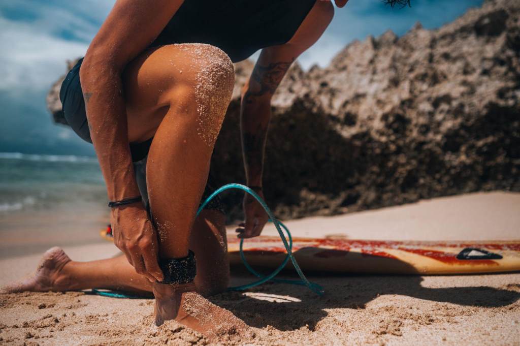 Cleaning and maintaining a surfboard leash after surfing session